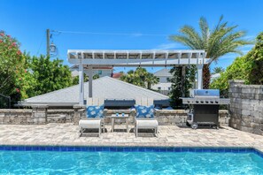 Alberca al aire libre y alberca climatizada