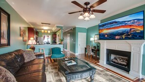 Smart TV, fireplace - Vacation Home-5 Mins Downtown! 2 Bdrm 2.5 bath Hot Tub! Fireplace! Up to 4 Adult (Nashville)