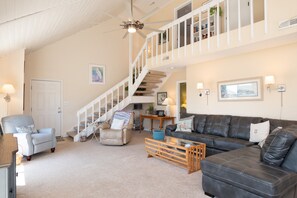 TV, lettore DVD, libri, videoteca