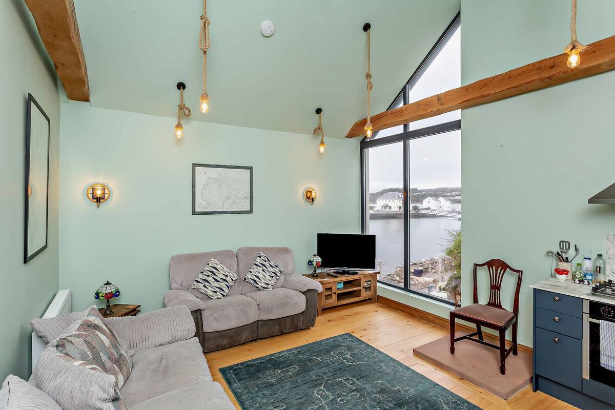 Double Room, Private Bathroom, Harbour View | Lounge