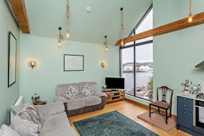 Double Room, Private Bathroom, Harbour View | Lounge - Hillside (Kyleakin)