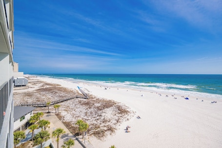 On the beach. Full Kitchen HOTEL SUITE ~ It's just like a condo! BEACH FRONT!