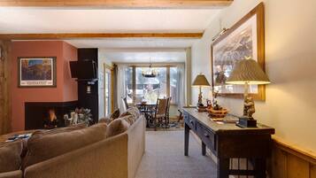 Smart-tv, eldstad och dvd-spelare