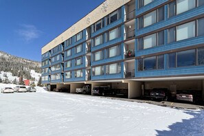 A multi-story hotel with a parking garage. - Best Value for Your Money in Ctr Vlg! Gorgeous Sky Chutes view. Free Pkg & WiFi (Copper Mountain)