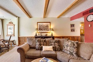 Smart TV, chimenea y reproductor de DVD 