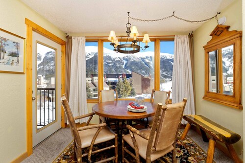 Best Value for Your Money in Ctr Vlg! Gorgeous Sky Chutes view. Free Pkg & WiFi