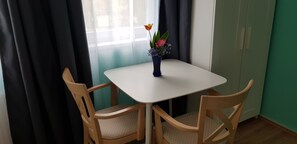 ห้องลักซ์ชัวรี่ทริปเปิล, หลายเตียง, ตู้เย็น, วิวสวนหย่อม | เครื่อง  นอนระดับพรีเมียม, เตียง Select Comfort, เตียงเสริม/เปล, Wi-Fi ฟรี
