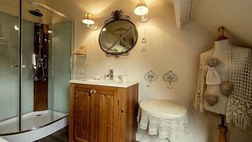 Triple Room (La Cottage) | Bathroom | Free toiletries, hair dryer, towels
