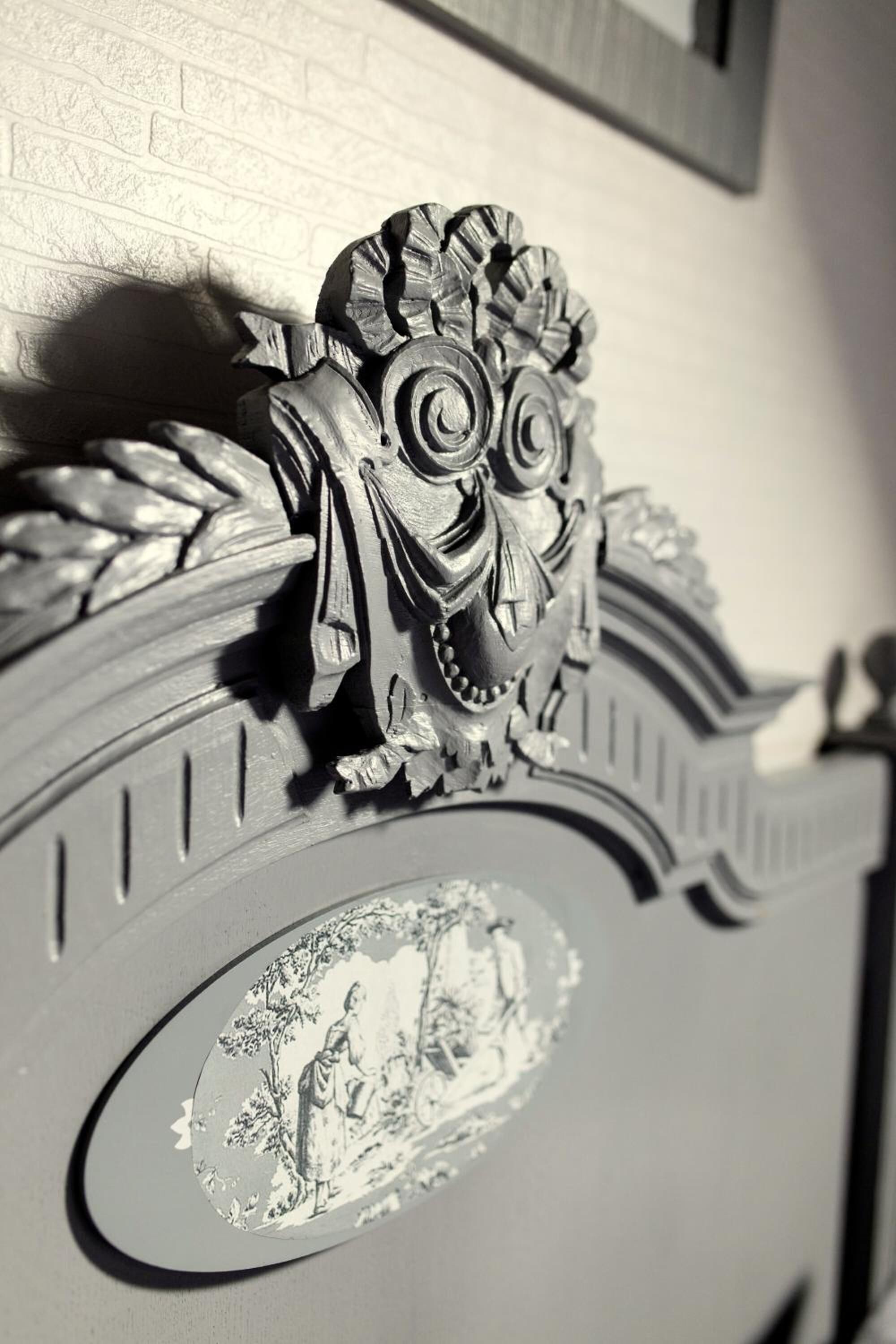 Un elemento arquitectónico detallado con un emblema decorativo.