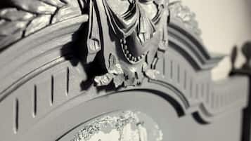 Un elemento arquitectónico detallado con un emblema decorativo.