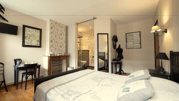 Double Room (La Retro) | Individually decorated, individually furnished, desk, blackout drapes