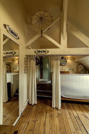 Triple Room (La Cottage) | Individually decorated, individually furnished, desk, blackout drapes. Aux Petits Bonheurs