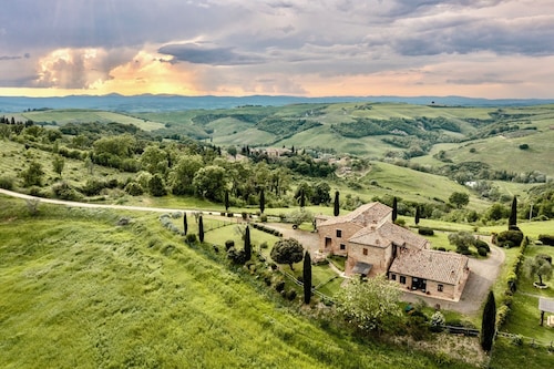 Traditional Tuscan farmhouse with 360° view near Montalcino and Siena