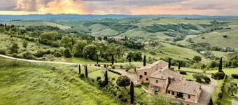 Traditional Tuscan farmhouse with 360° view near Montalcino and Siena