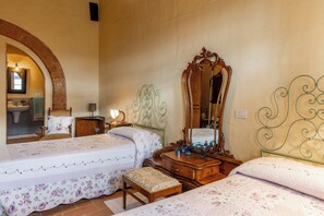 2 habitaciones, tabla de planchar con plancha y cuna de viaje 
