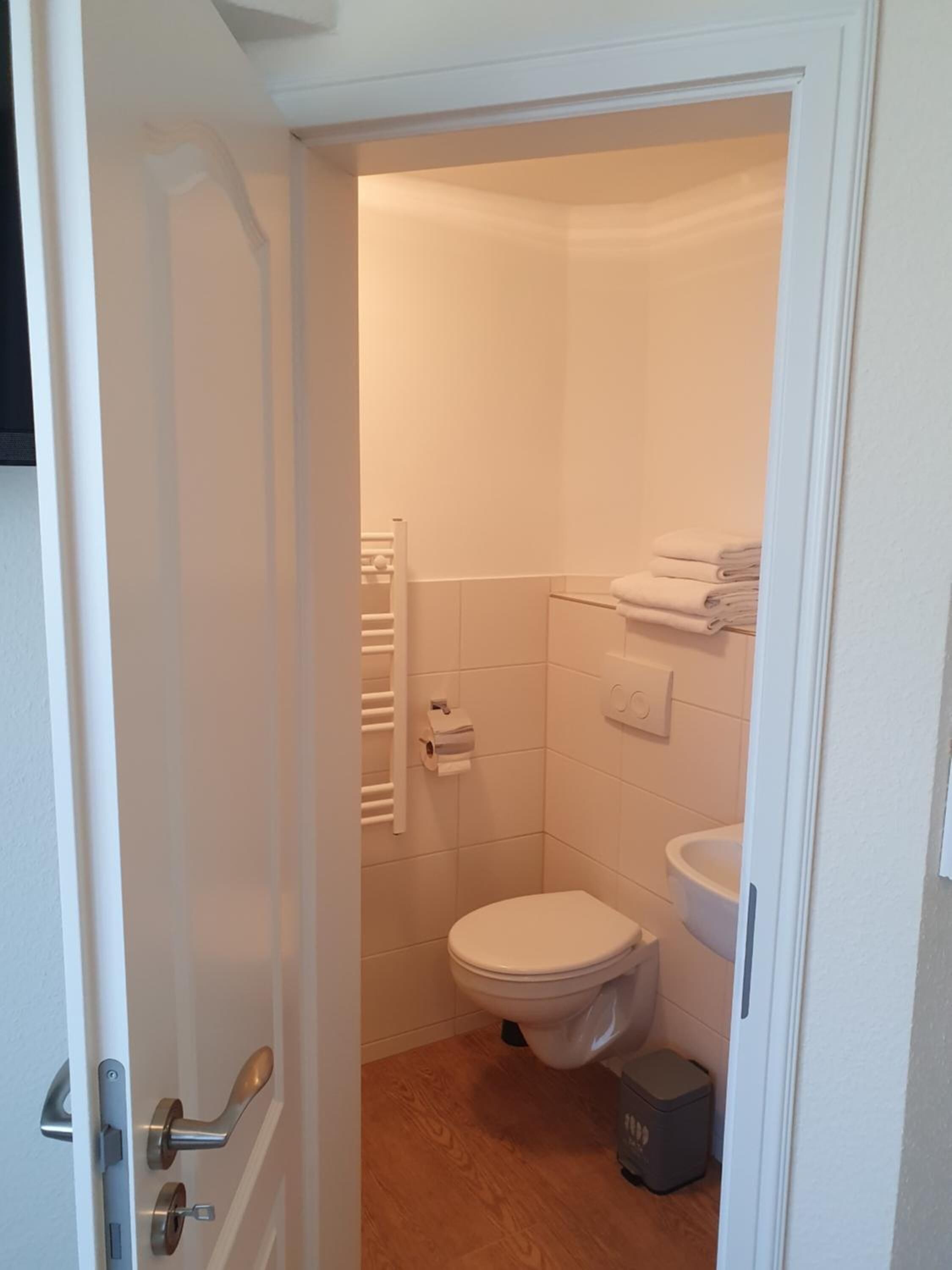 economy room | bathroom | shower, hair dryer, towels, soap