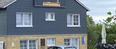 Un edificio de dos pisos con un letrero que dice 'Hotel Schellimunder'.