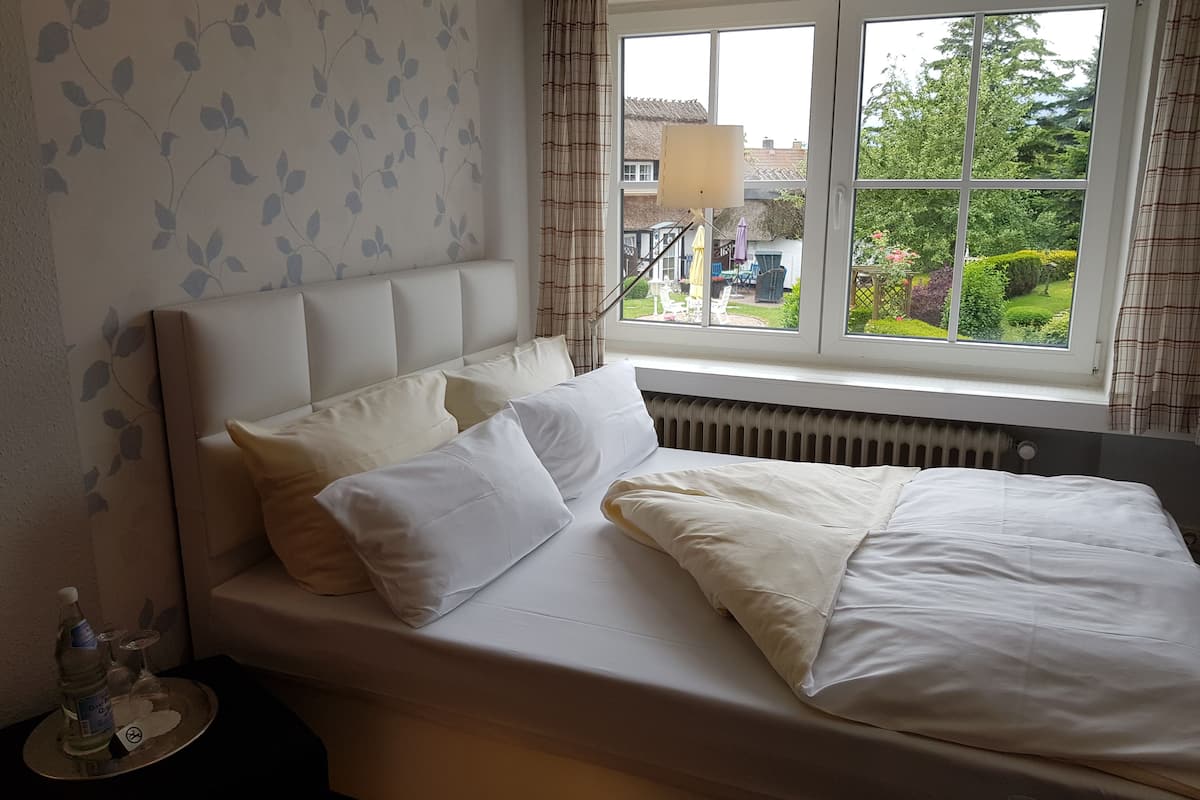 economy room | room amenity