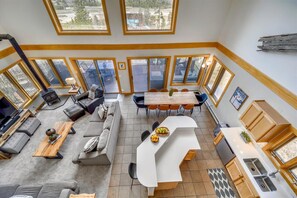 Un espacio habitable amplio con chimenea, sofá y mesa de comedor.
