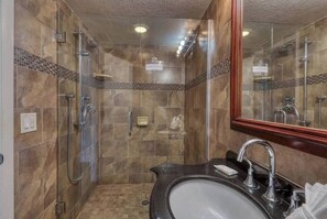 Badewanne, Haartrockner, Handtücher
