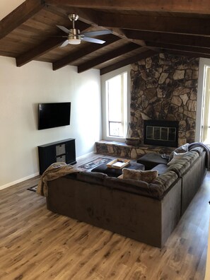 TV connectée, cheminée, vidéothèque