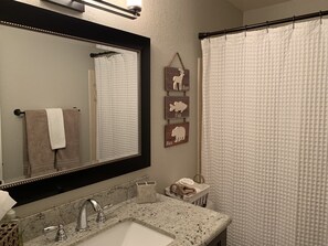 Combined shower/bathtub, hair dryer, towels, soap - Cozy ski retreat! Gorgeous, Remodeled cabin In Pinetop Lakes Country Club! (Pinetop)