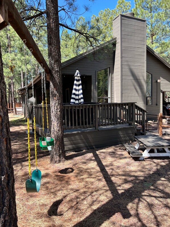 Terrace/patio - Cozy ski retreat! Gorgeous, Remodeled cabin In Pinetop Lakes Country Club! (Pinetop)