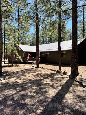 Exterior - Cozy ski retreat! Gorgeous, Remodeled cabin In Pinetop Lakes Country Club! (Pinetop)