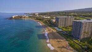 Une station balnéaire offrant des hébergements en bord de mer, une piscine et un parcours de golf.