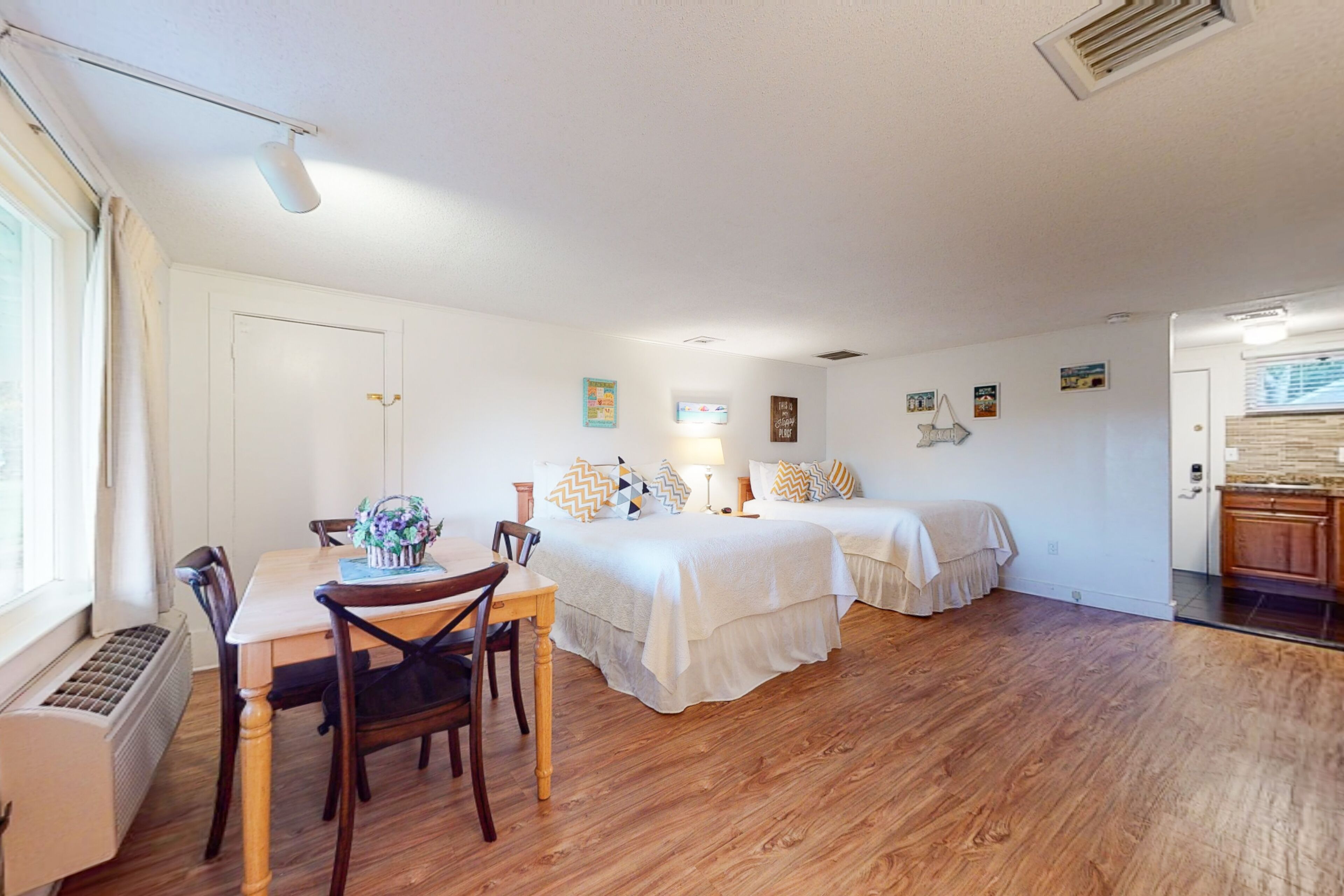 Welcoming condo with pool & tennis courts - golf & beaches nearby