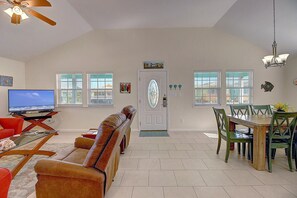 TV - Fantastic home with a community pool, right in the heart of Port Aransas! (Port Aransas)