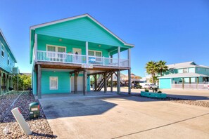 Exterior - Fantastic home with a community pool, right in the heart of Port Aransas! (Port Aransas)