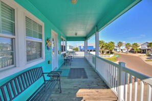 Terrace/patio - Fantastic home with a community pool, right in the heart of Port Aransas! (Port Aransas)