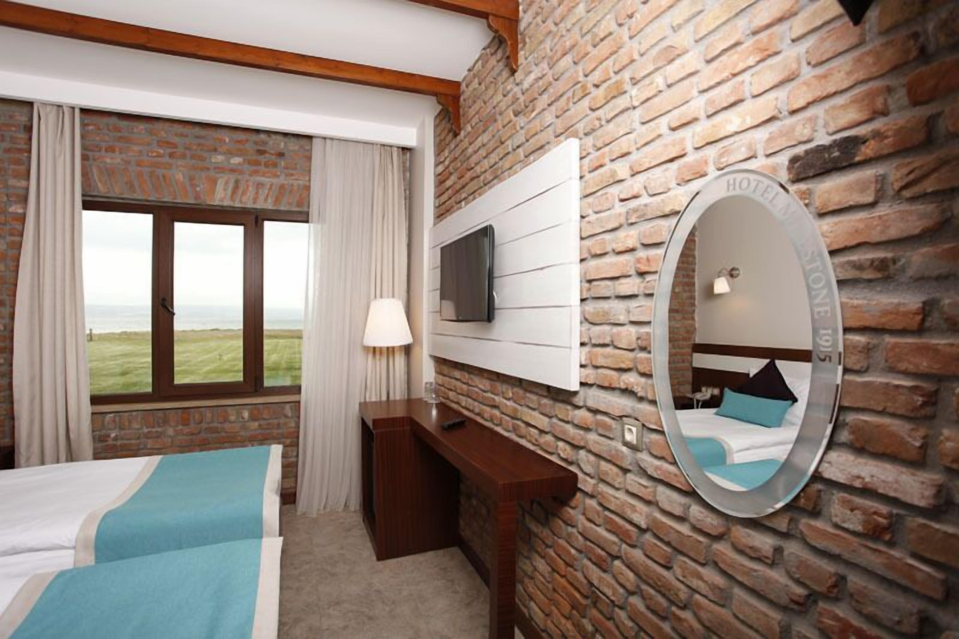 Minibar, caixa forta a l&#x27;habitació i escriptori 