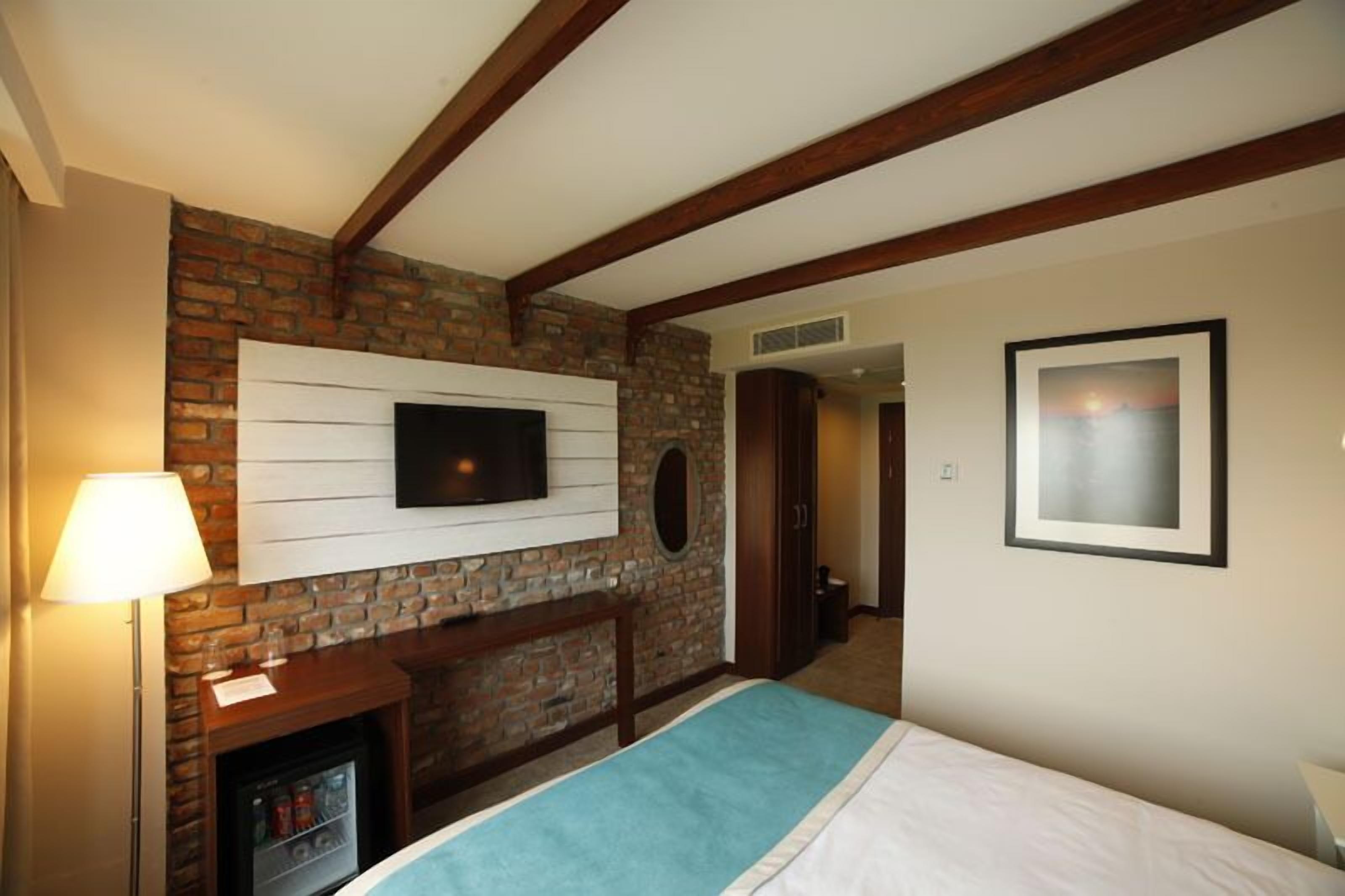 minibar, in-room safe, desk, laptop workspace