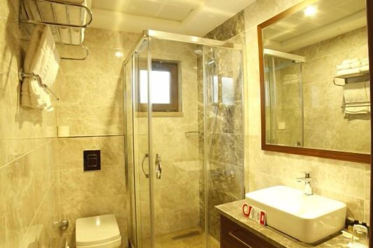 shower, free toiletries, hair dryer, slippers