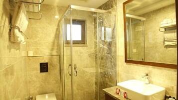 Chuveiro, produtos de toalete grátis, secador de cabelo, chinelos