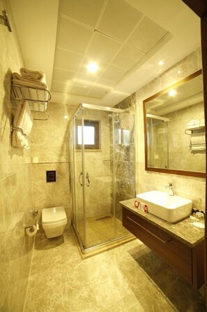 Shower, free toiletries, hair dryer, slippers - Hotel Milestone1915 (Gallipoli)