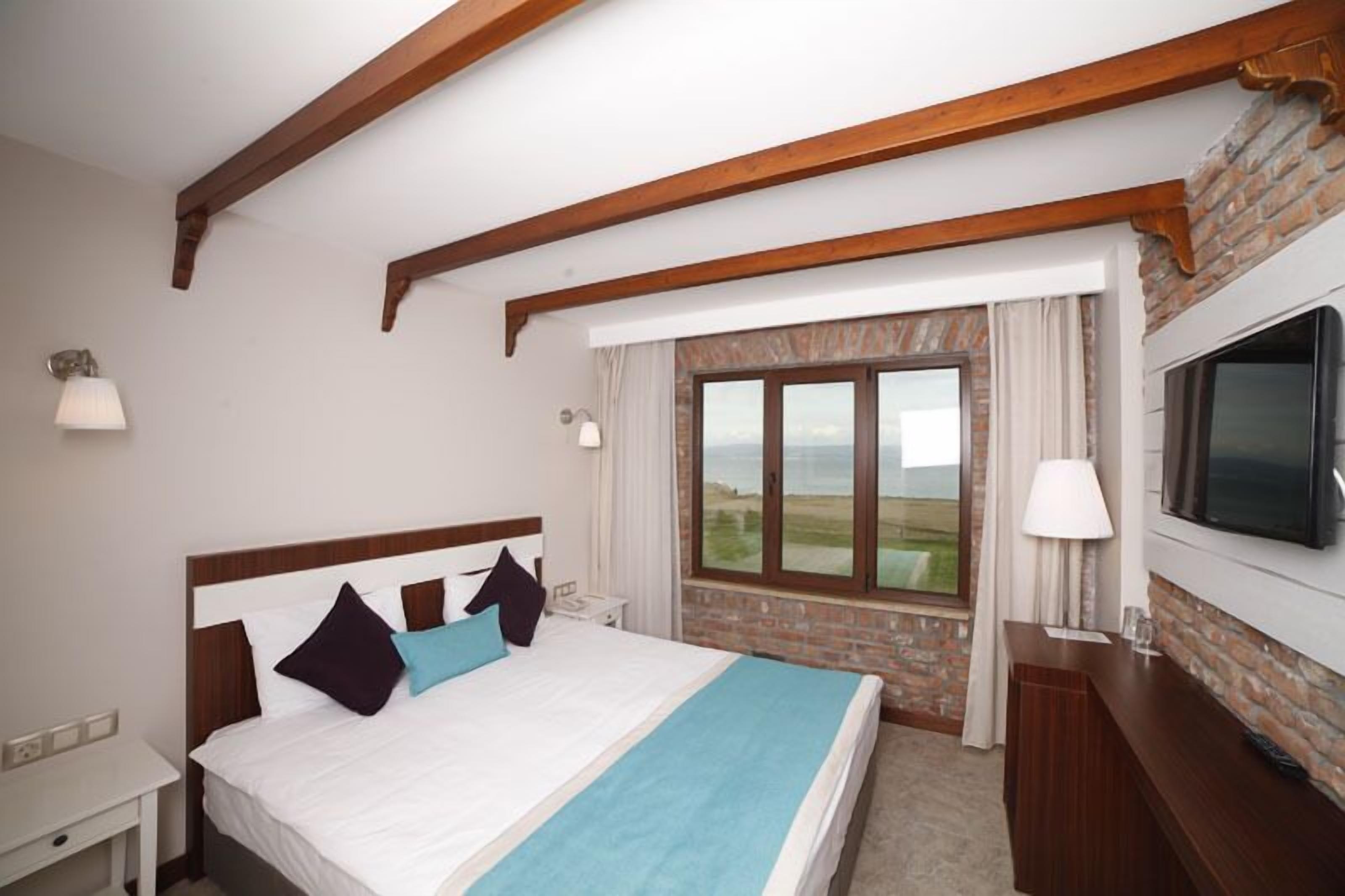 minibar, in-room safe, desk, laptop workspace