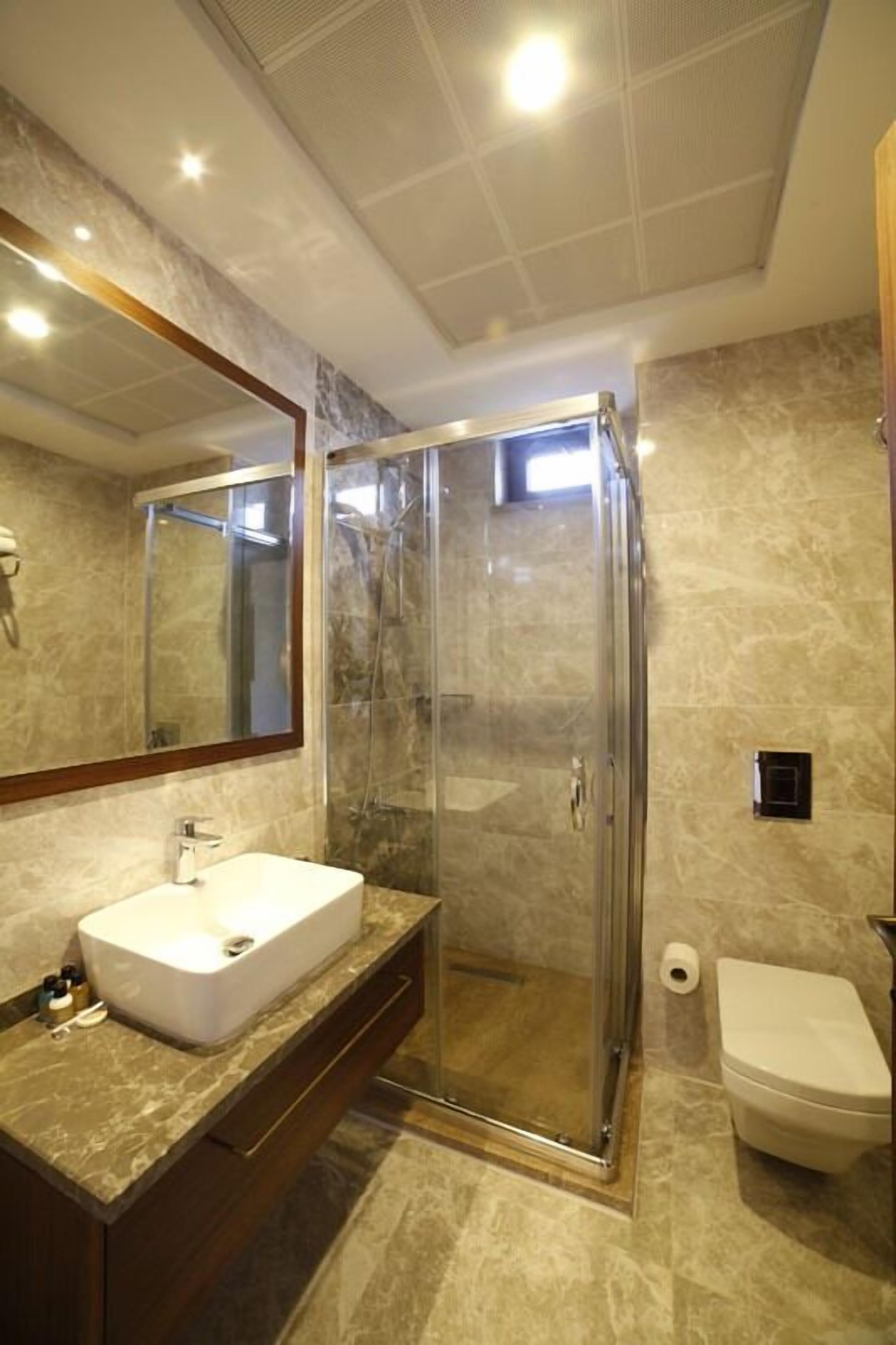 shower, free toiletries, hair dryer, slippers