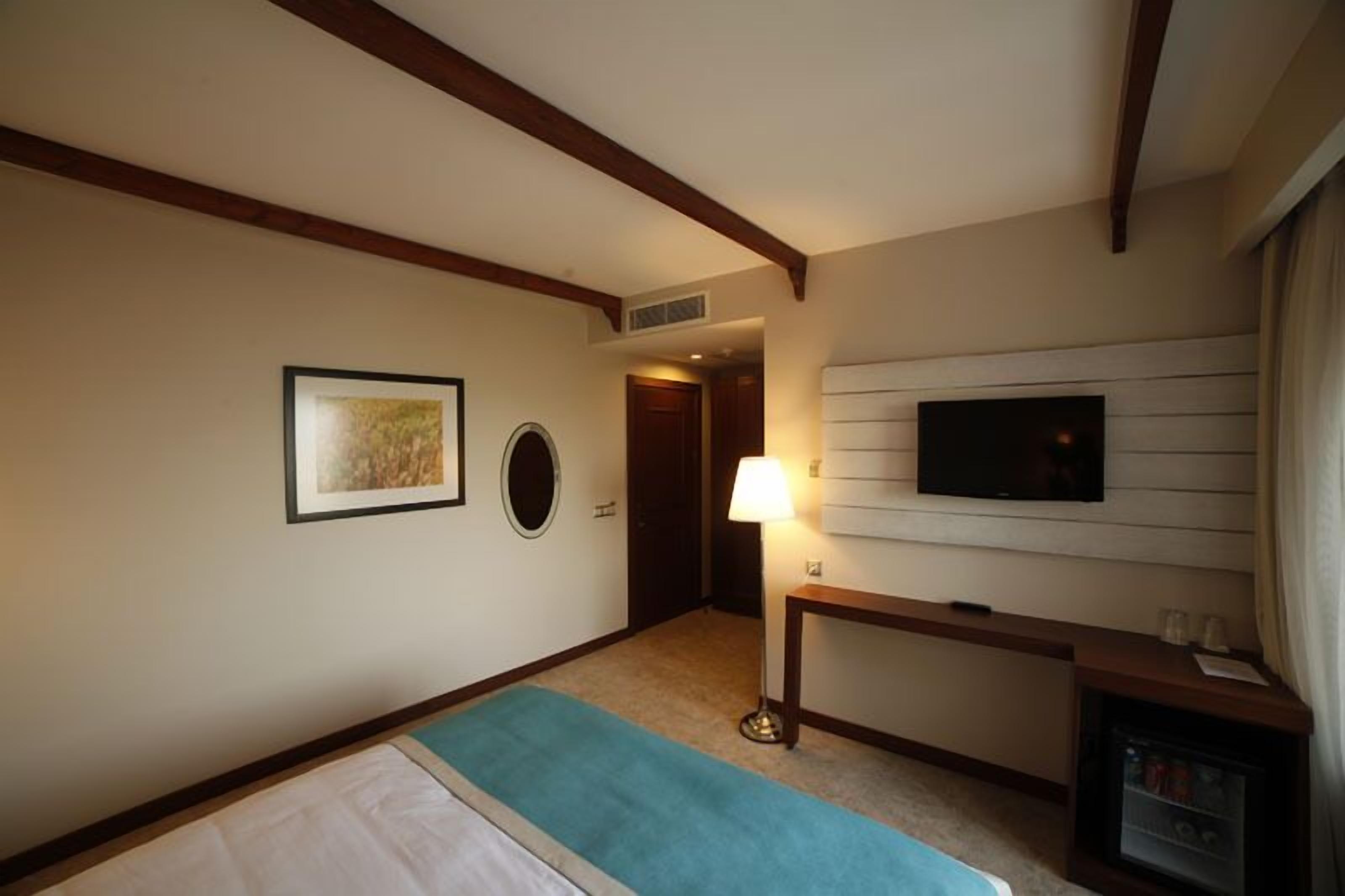 minibar, in-room safe, desk, laptop workspace