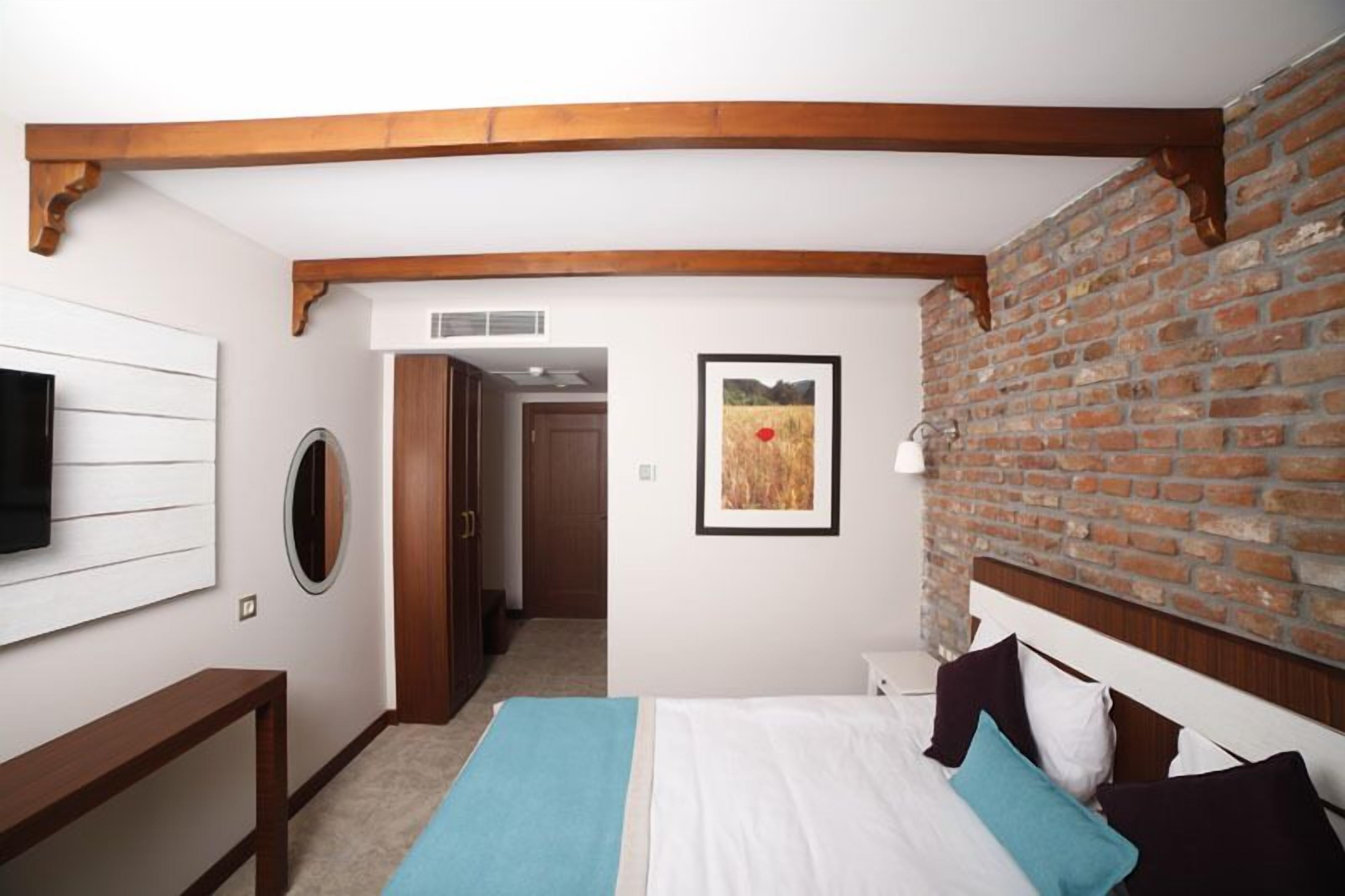 minibar, in-room safe, desk, laptop workspace