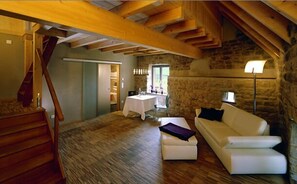 Suite | Área de sala de estar | Televisión de pantalla plana 