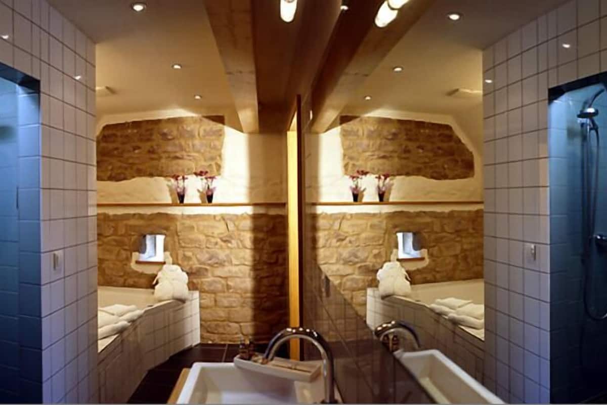 suite | bathroom | free toiletries, hair dryer, towels