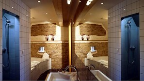 Suite | Baño | Artículos de higiene personal gratuitos, secador de pelo y toallas