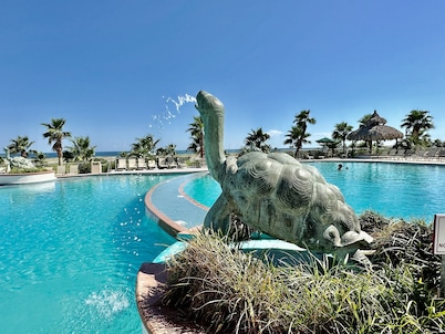 Huge Balcony with Bay & Gulf Views on the 5th Floor and a LAZY RIVER & CABANAS!!