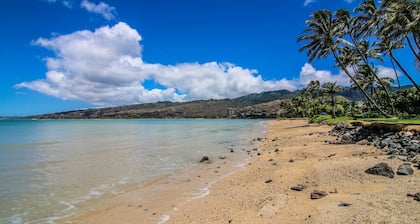 Villa de lujo hawaiana en vecindario de gama alta con exuberante jardín, piscina, wifi y barbacoa