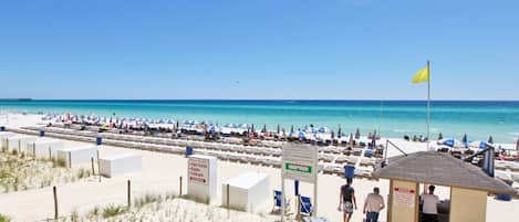 På stranden och solstolar