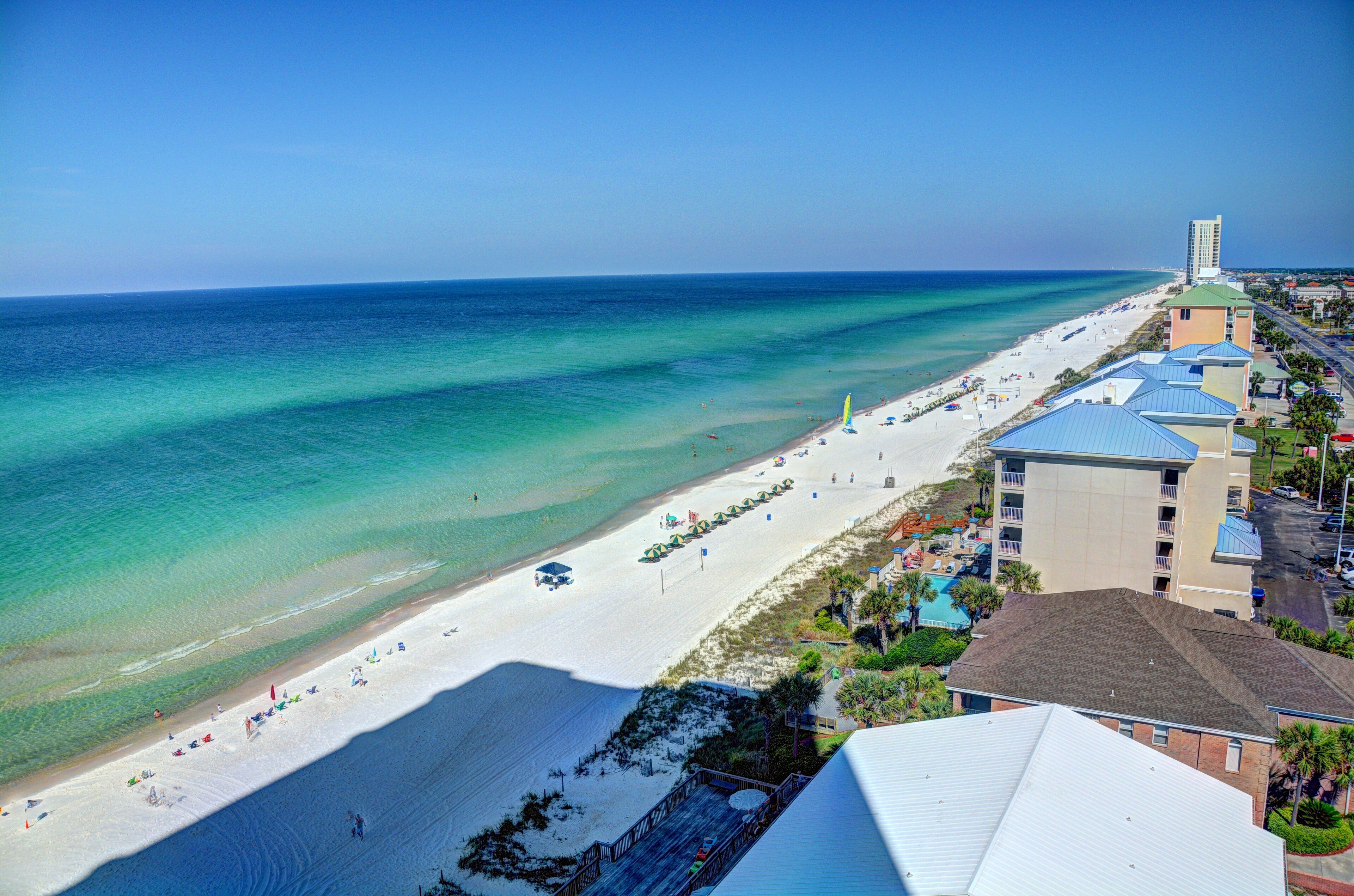 Rannalla, aurinkotuoleja