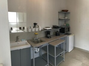 Kühlschrank, Mikrowelle, Wasserkocher mit Kaffee-/Teezubehör